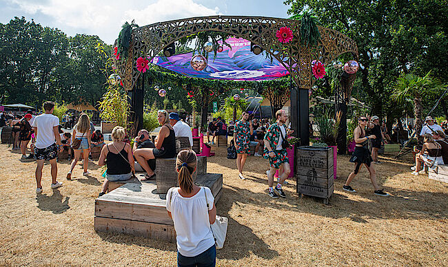 1000 gute Gründe: Blumenkronen & grüne Auszeiten für Festivalfans